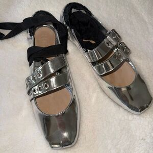 SCHUTZ RAIKA SPECCHIO LEATHER FLAT in SILVER